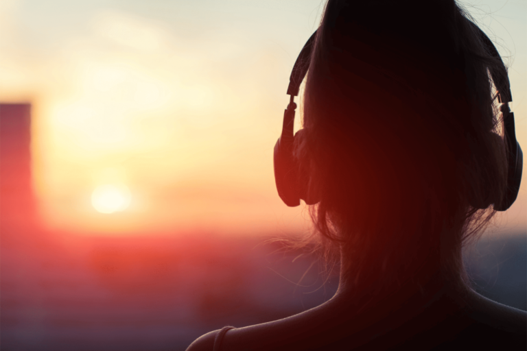 Como cuidar da saúde emocional em um mundo barulhento (e ainda manter sua rotina saudável)