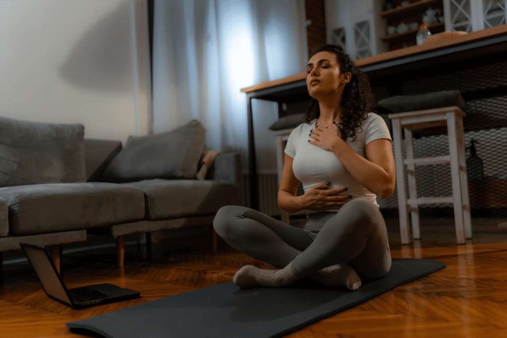 Aula de yoga no YouTube com Pri Leite, Malova Elena, Xuan Lan e Canal Longevidade