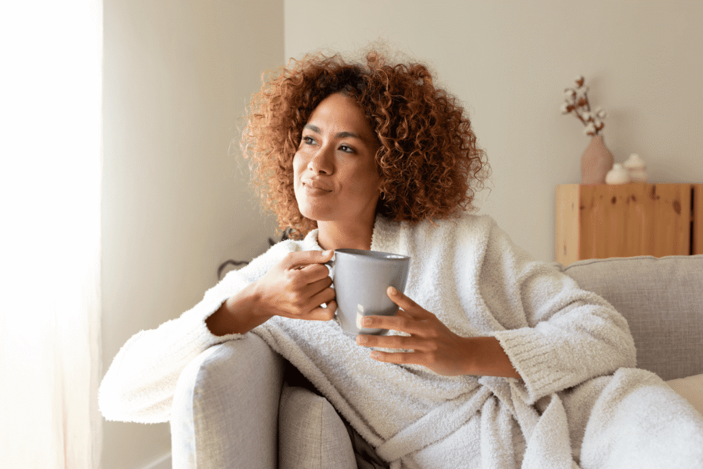 mulher relaxando em casa