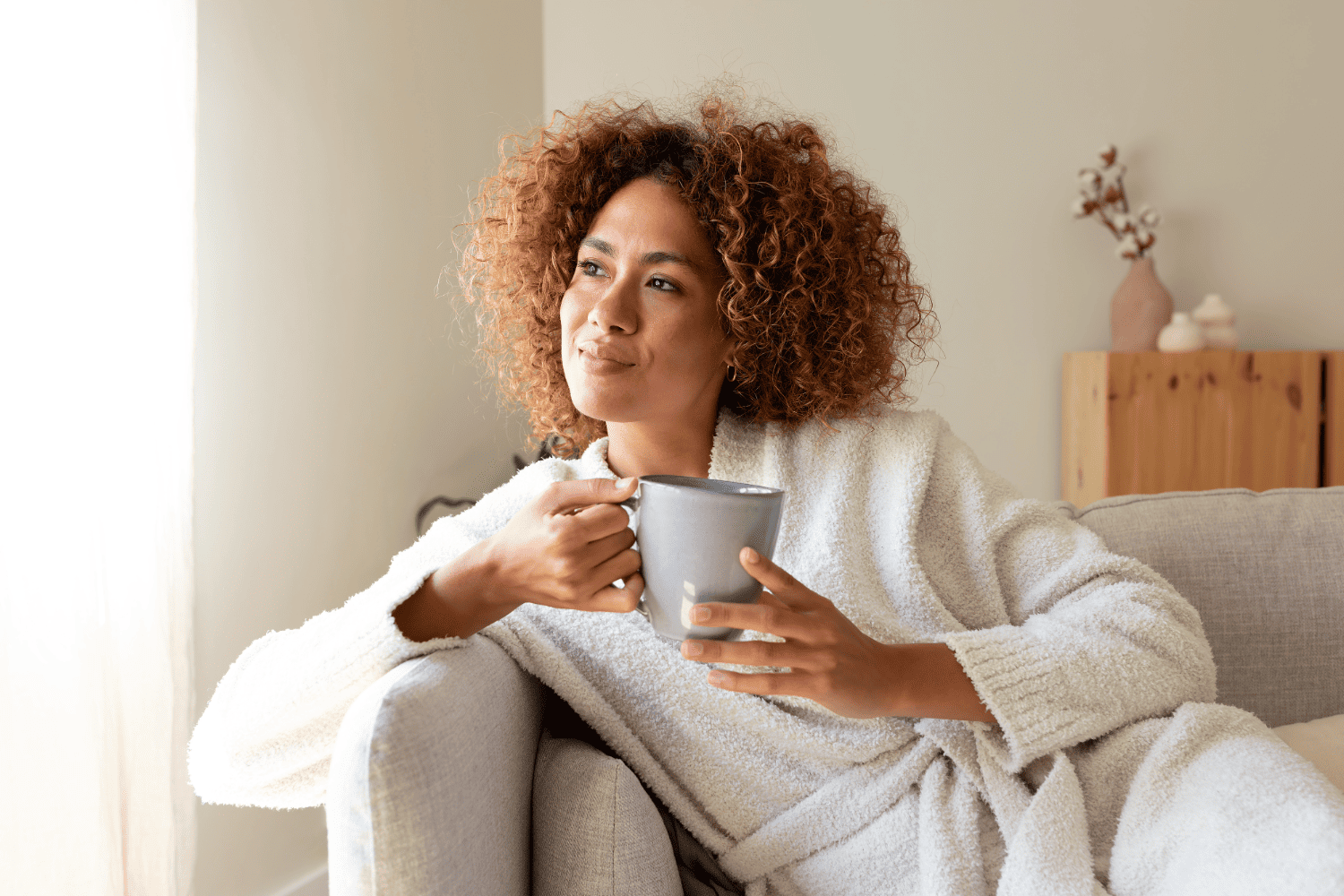 mulher relaxando em casa