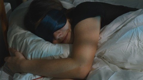 mulher dormindo profundamente no escuro